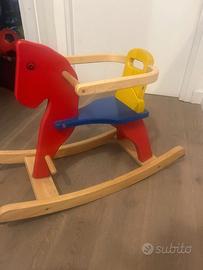 cavallo a dondolo di legno