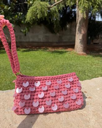 Pochette rosa all'uncinetto con paillettes