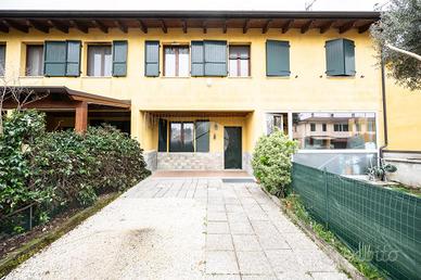 VILLA A SCHIERA A MANTOVA