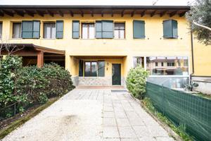 VILLA A SCHIERA A MANTOVA