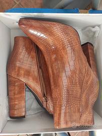 Stivaletti Fiori e Spine - Camello Effetto Coccodr