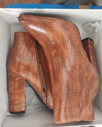 Stivaletti Fiori e Spine - Camello Effetto Coccodr