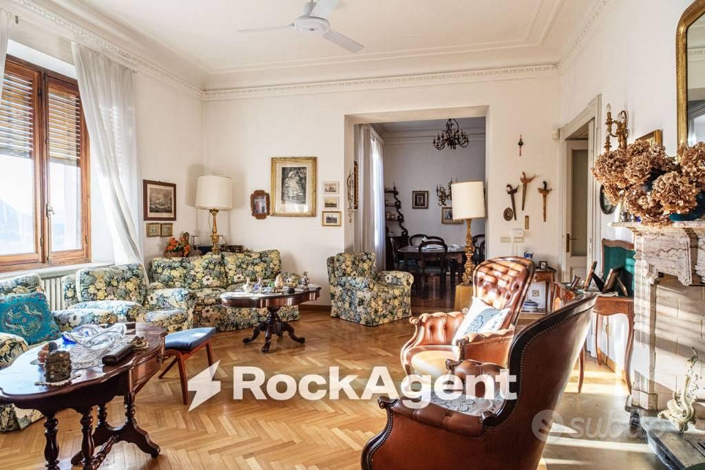 Villa di 804 m² con più di 5 locali e box auto a V - Vista 2