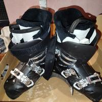 scarponi e casco da sci
