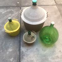 Damigiane di vetro di varia capacità