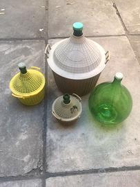 Damigiane di vetro di varia capacità