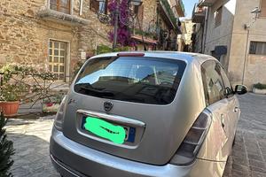 lancia y