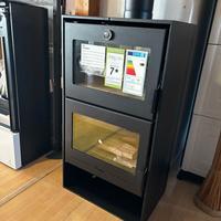 Stufa in acciaio con forno a legna