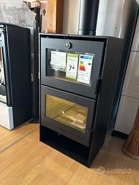 Stufa in acciaio con forno a legna