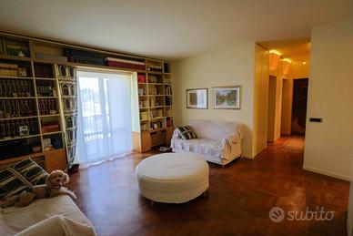 Appartamento 110 mq, 6 vani, 2° piano + garage 40