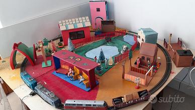 Plastico stazione con treni