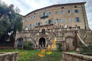 Villa di 3500 m² con più di 5 locali a Siena