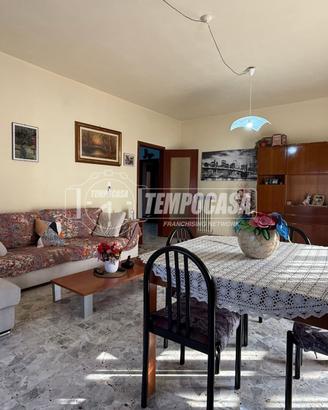 RIF. 054 - APPARTAMENTO IN VILLA CON GIARDINO