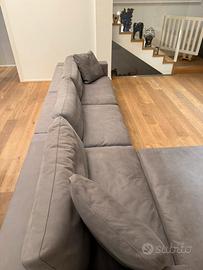 Divano Patrik di Valentini completamente di nappa