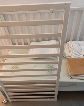 Lettino con lenzuola materasso e cuscino