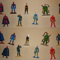 73 pz tra personaggi, spille e gadget vari Marvel