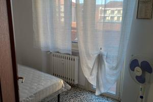 Due camere singole a 2 minuti da metro Bengasi