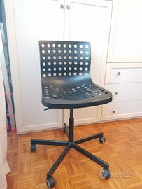Sedia nera con rotelle. 