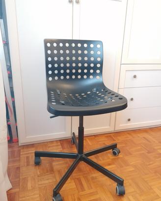 Sedia nera con rotelle. 