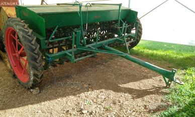 Seminatrice trainata agricola