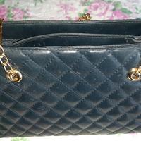 Borsa in pelle blu con motivi a rombi