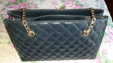 Borsa in pelle blu con motivi a rombi