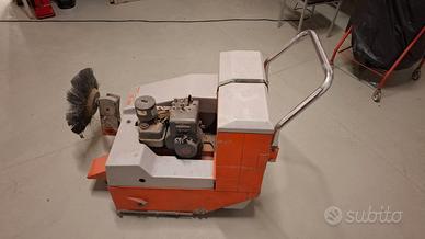Motospazzatrice a scoppio
