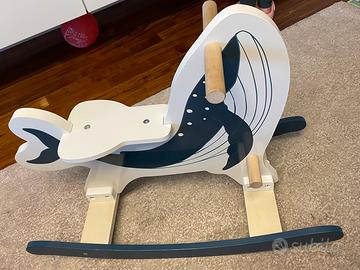 Balena a dondolo in legno