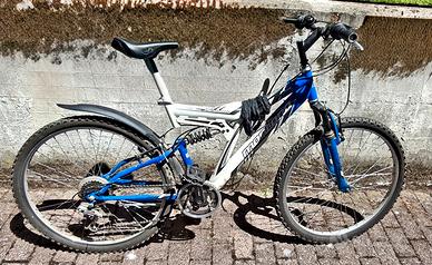 Bicicletta mountain bike