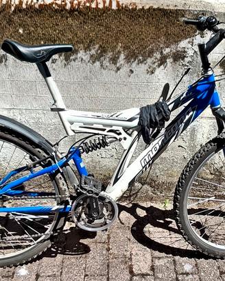 Bicicletta mountain bike
