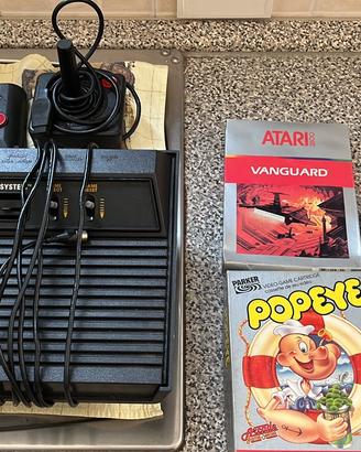 Console atari 2600 nera con giochi nintendo