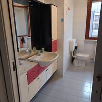 Mobile  bagno in buono stato misure 164x34 H.170