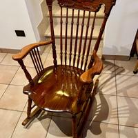 Sedia a Dondolo Vintage in Legno Pregiato Lavorato
