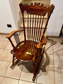 Sedia a Dondolo Vintage in Legno Pregiato Lavorato