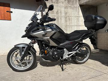 HONDA NC 750X del 2017 (NO DCT) con 14000Km