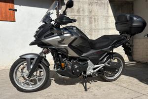 HONDA NC 750X del 2017 (NO DCT) con 14000Km
