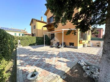 VILLA A SCHIERA D'ANGOLO A TRIBIANO