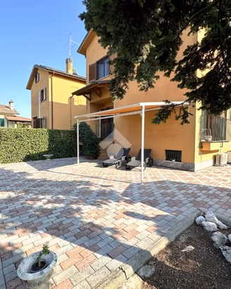 VILLA A SCHIERA D'ANGOLO A TRIBIANO
