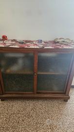 credenza di legno vintage con apertura scorrevole