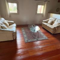 Salottino con divano e tappetto