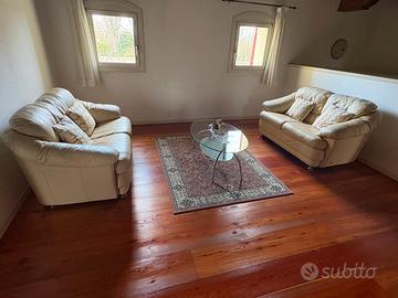 Salottino con divano e tappetto