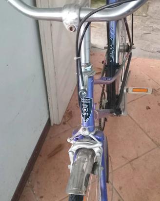 bici donna contro freno