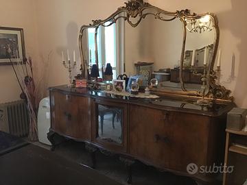 Ampio mobile chippendale con specchiera