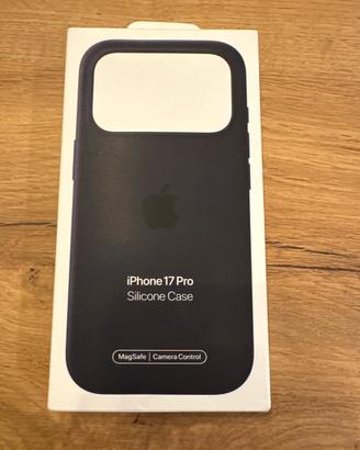 Cistodia in silicone nero per iphone 17 pro