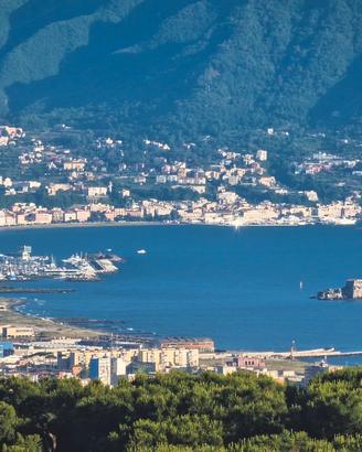 LA TUA VACANZA CON PISCINA, GIARDINO e TERRAZZA