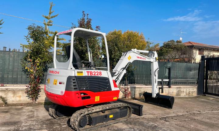 E117 Escavatore 28 q Takeuchi TB228