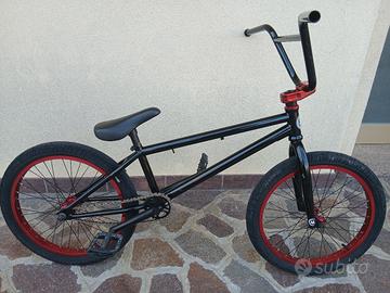BMX nera e rossa