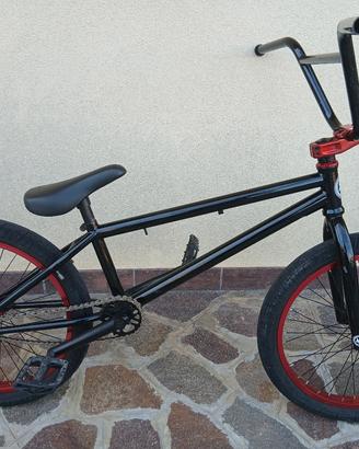 BMX nera e rossa