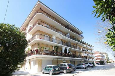 3 LOCALI A PORTO SAN GIORGIO