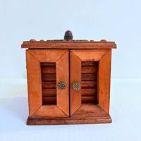 Antico mobiletto medagliere in legno